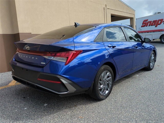 2024 Hyundai Elantra Hybrid Blue photo 4