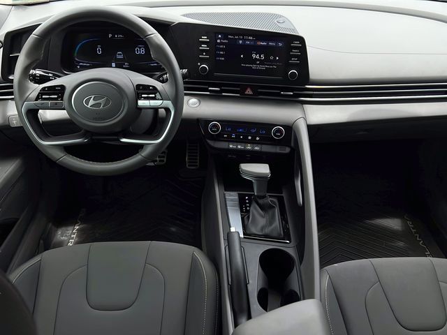 2025 Hyundai Elantra SEL - Photo 11