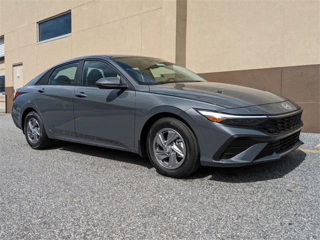 2025 Hyundai Elantra SE photo 2
