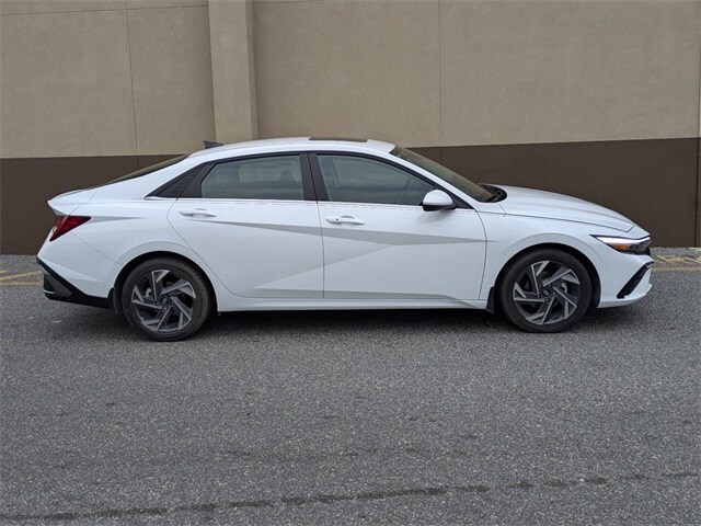 2025 Hyundai Elantra SEL Convenience photo 3