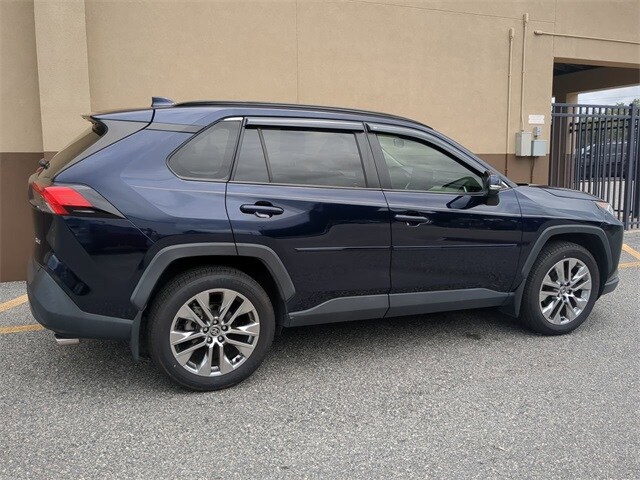 2020 Toyota RAV4 XLE Premium photo 4