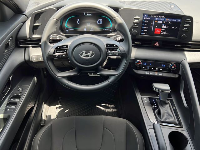 2025 Hyundai Elantra SEL - Photo 17