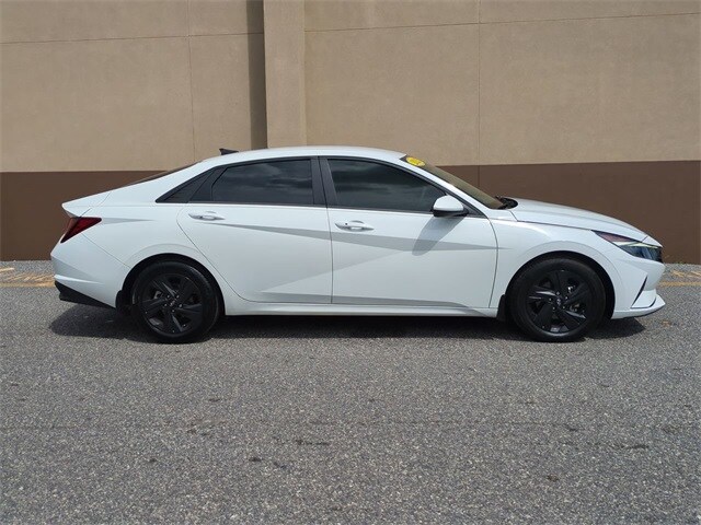 2023 Hyundai Elantra SEL photo 3