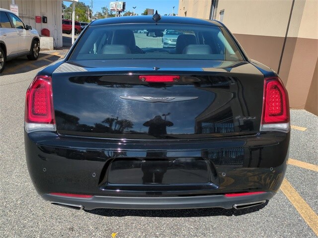 2022 Chrysler 300 Touring L photo 4