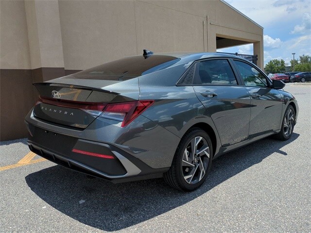 2025 Hyundai Elantra SEL Sport photo 4