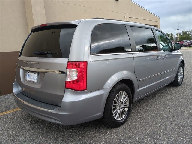 2013 Chrysler Town & Country photo 2