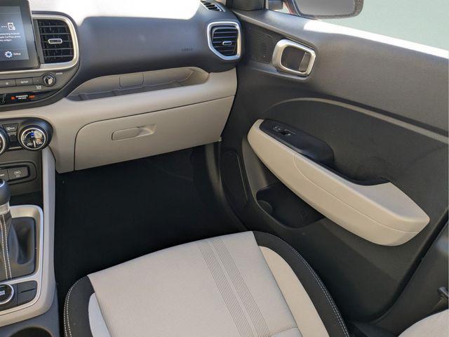2025 Hyundai Venue SEL - Photo 18