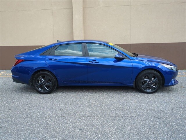 2023 Hyundai Elantra SEL photo 3