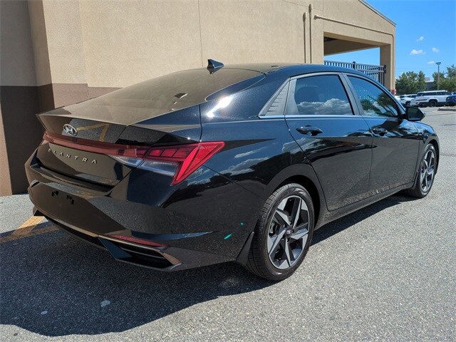 2022 Hyundai Elantra SEL photo 4