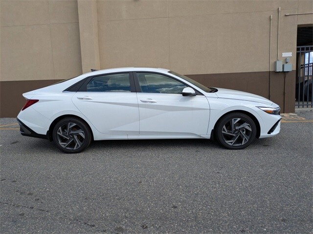2025 Hyundai Elantra Hybrid Limited photo 3