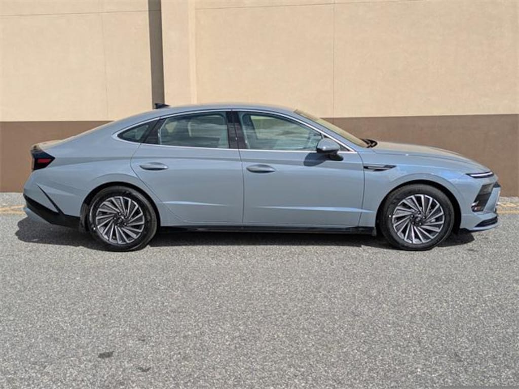New 2025 Hyundai Sonata Hybrid SEL Sedan