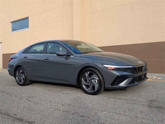 2025 Hyundai Elantra SEL Convenience photo 2