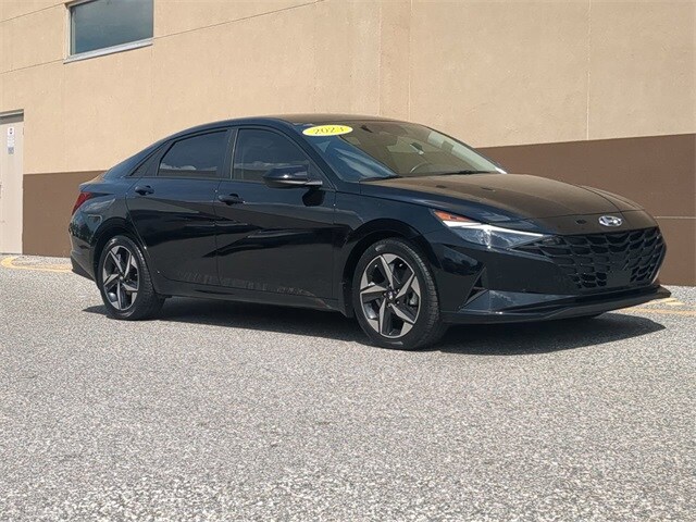 2023 Hyundai Elantra SEL photo 2