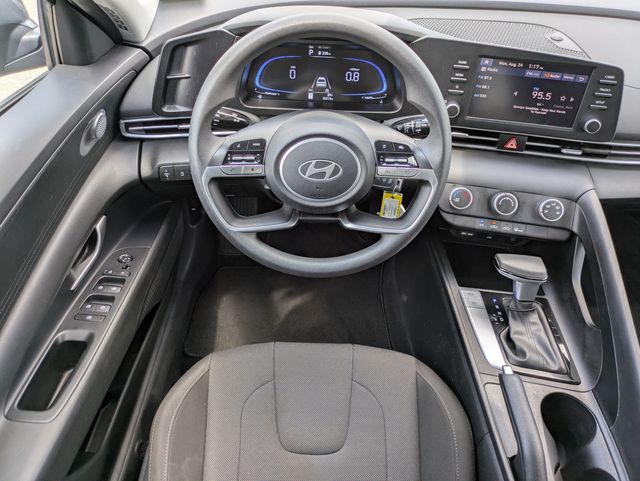 2025 Hyundai Elantra SE - Photo 13