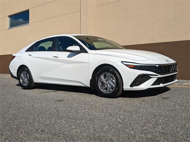 2025 Hyundai Elantra SE photo 2