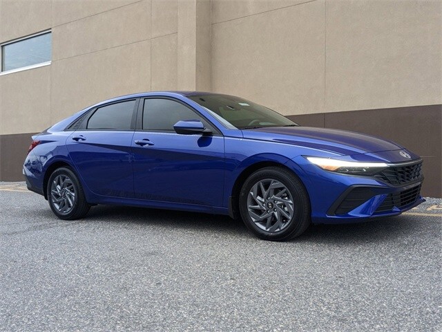 2025 Hyundai Elantra SEL Sport photo 2