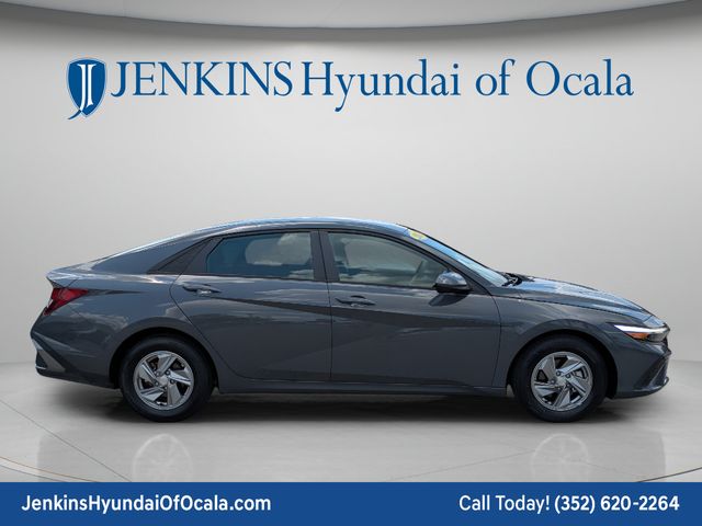 2025 Hyundai Elantra SE - Photo 2