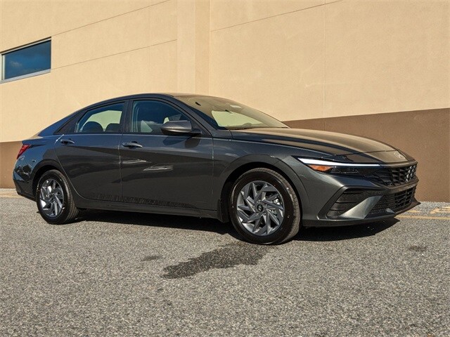 2025 Hyundai Elantra SEL Convenience photo 2