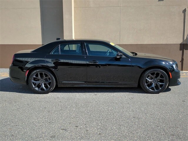 2022 Chrysler 300 Touring L photo 3