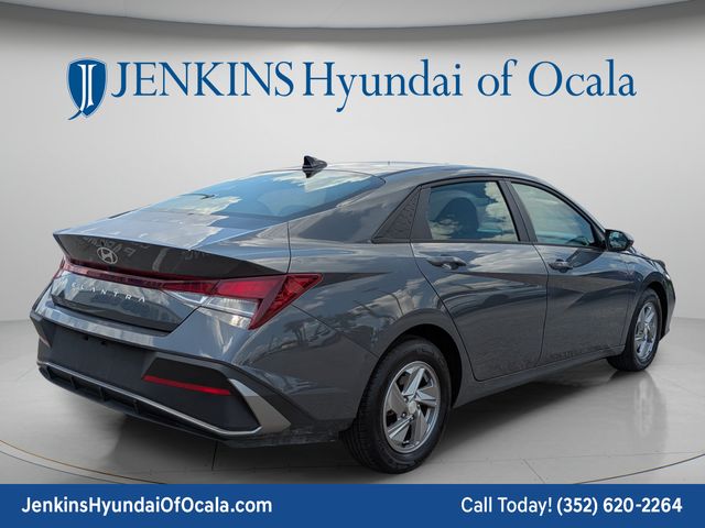 2025 Hyundai Elantra SE - Photo 3