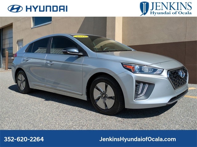 2022 Hyundai Ioniq SE's photo