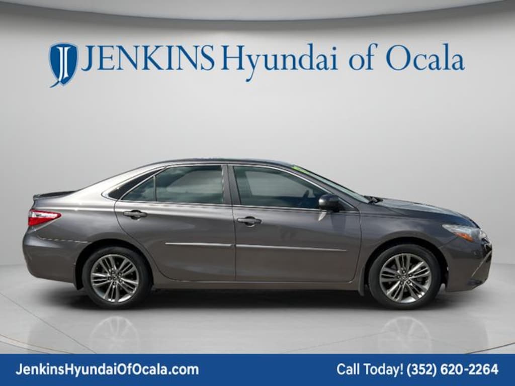 Used 2017 Toyota Camry SE Sedan