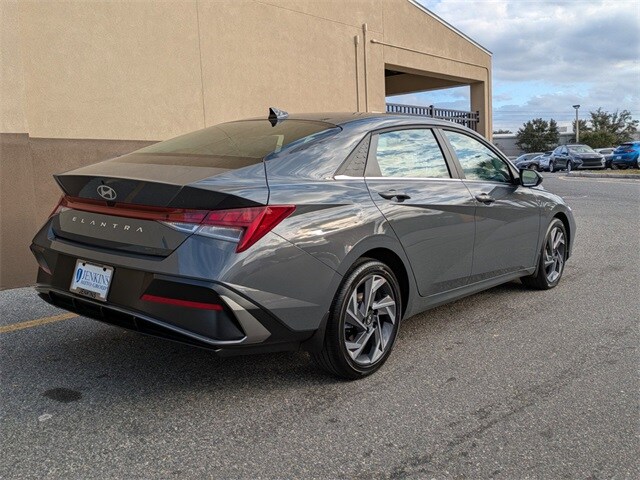 2025 Hyundai Elantra SEL Convenience photo 4