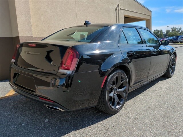 2022 Chrysler 300 Touring L photo 4