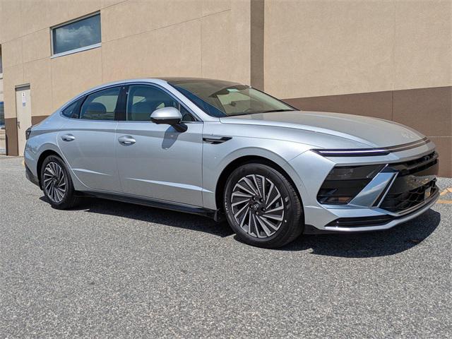 2025 Hyundai Sonata Hybrid Limited photo 2