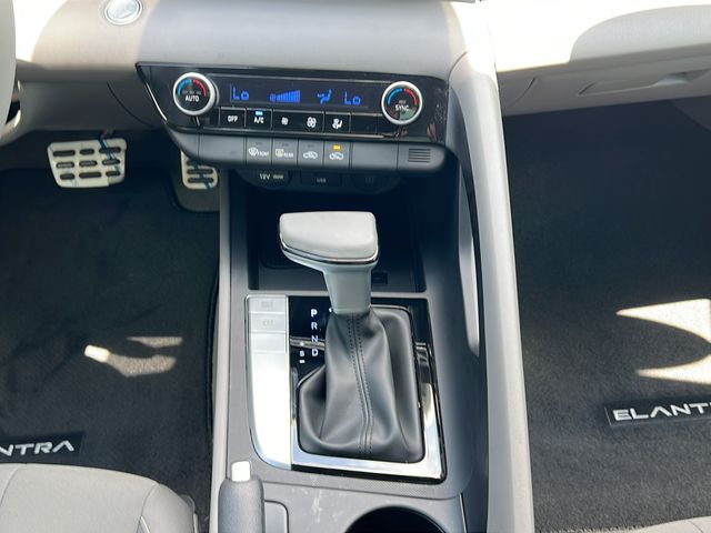 2025 Hyundai Elantra SEL - Photo 17