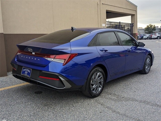 2025 Hyundai Elantra SEL Sport photo 4