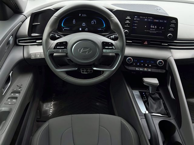 2025 Hyundai Elantra SEL - Photo 13