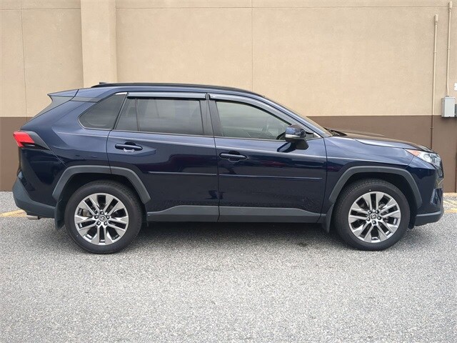 2020 Toyota RAV4 XLE Premium photo 3