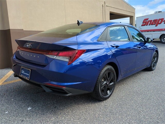 2023 Hyundai Elantra SEL photo 4