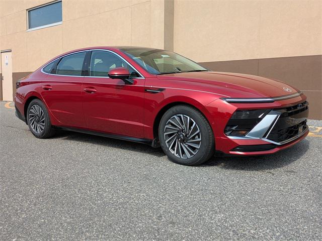 2025 Hyundai Sonata Hybrid Limited photo 2