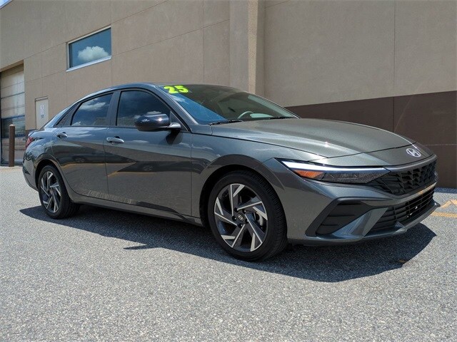 2025 Hyundai Elantra SEL Sport photo 2