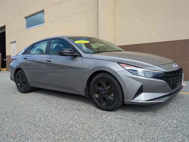 2021 Hyundai Elantra SEL photo 2