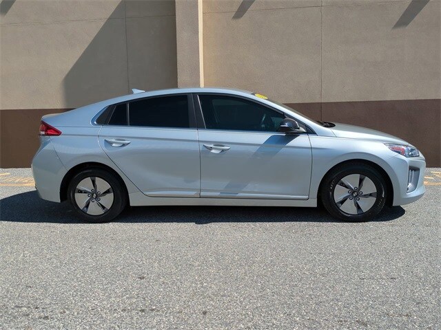 2022 Hyundai Ioniq SE photo 2