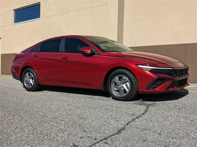 2025 Hyundai Elantra SE photo 2