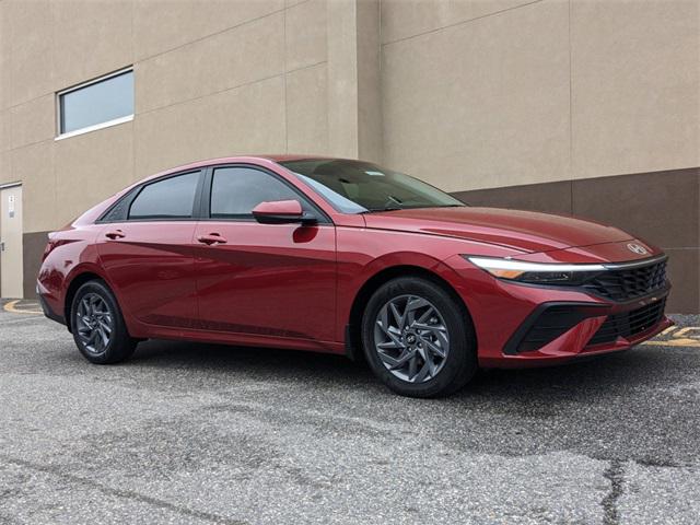 2025 Hyundai Elantra SEL Sport photo 2