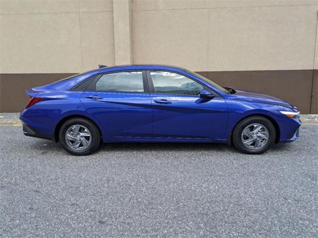 New 2025 Hyundai Elantra SE Sedan