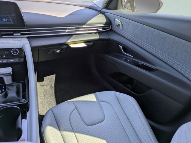 2025 Hyundai Elantra Limited - Photo 15