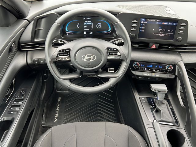2025 Hyundai Elantra SEL - Photo 13