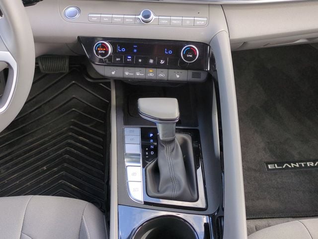 2025 Hyundai Elantra SEL - Photo 17