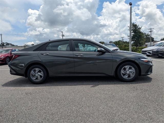 2025 Hyundai Elantra SE photo 2