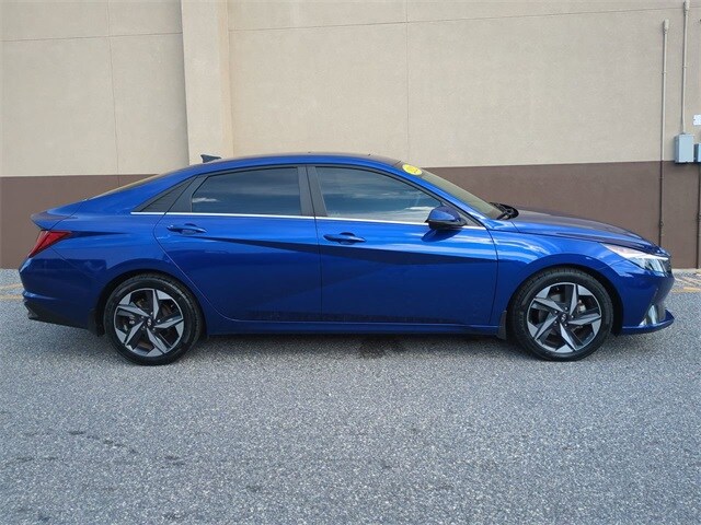 2022 Hyundai Elantra SEL photo 3