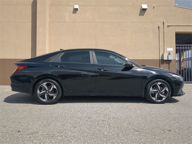 2023 Hyundai Elantra SEL photo 3
