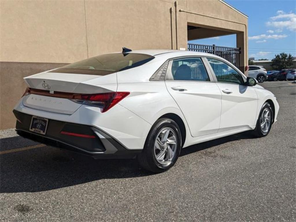 New 2025 Hyundai Elantra SE Sedan
