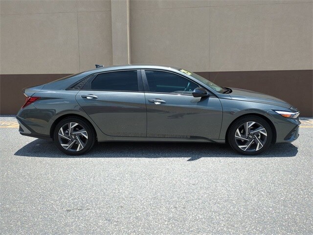 2025 Hyundai Elantra SEL Sport photo 3