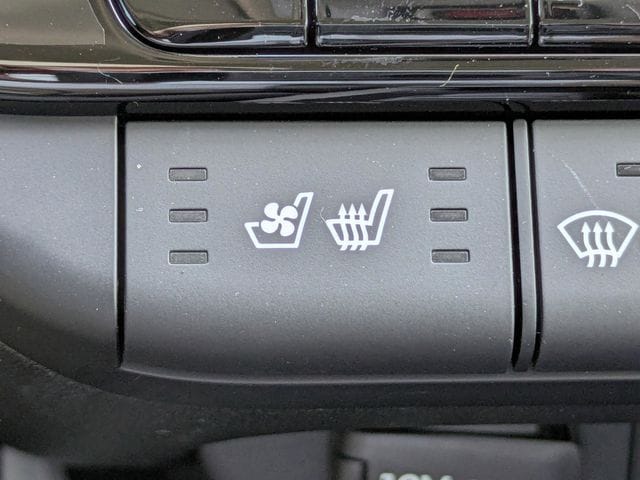 2025 Hyundai Elantra Limited - Photo 23